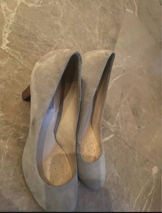 Zapatos de tacón grises para mujer