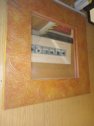 Espejo decorativo dorado y naranja