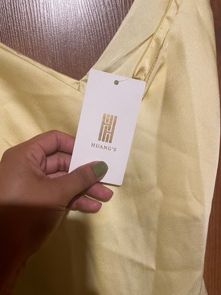 Lencera asimétrica amarillo mantequilla
