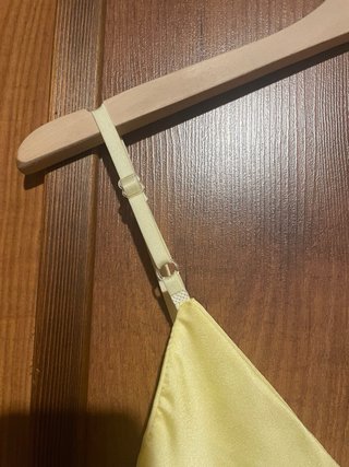 Lencera asimétrica amarillo mantequilla