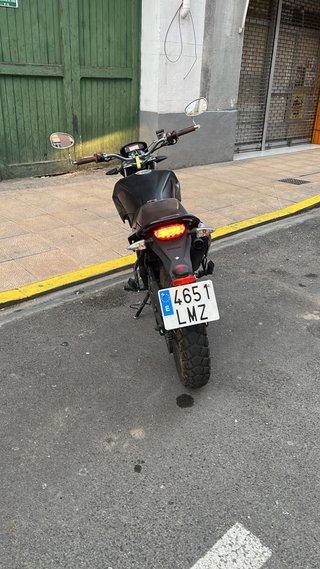 Scrambler 125 Negra y Marrón