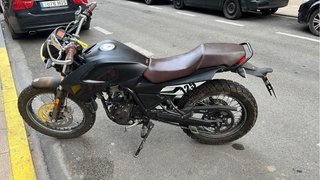 Scrambler 125 Negra y Marrón