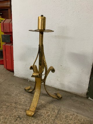 Pie de lámpara dorado de metal