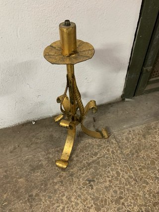 Pie de lámpara dorado de metal