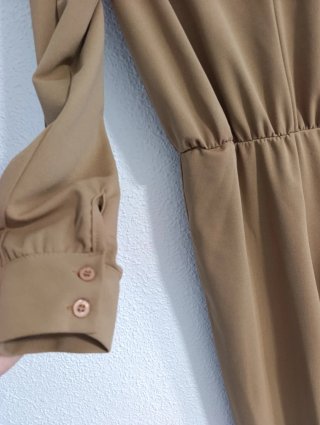 Mono elegante kaki