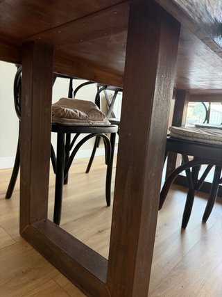 Mesa de comedor de madera rústica