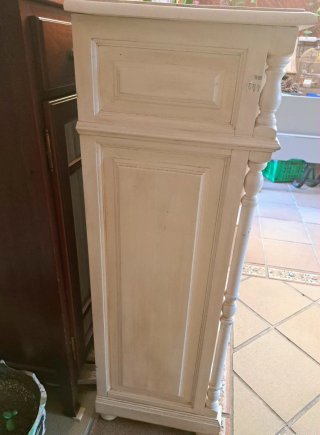 Cajonera alta de madera blanca