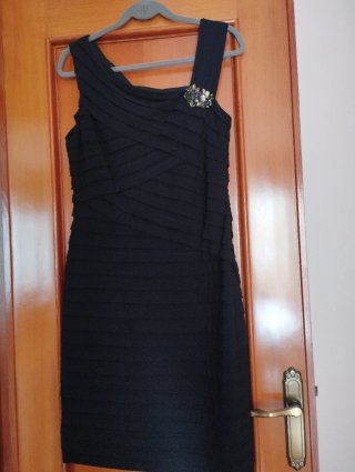 Vestido fiesta negro con broche chaqueta de regalo