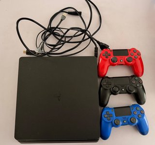PS4 Slim 500GB + 3 Mandos + Cascos