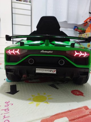 Lamborghini para niños prácticamente nuevo