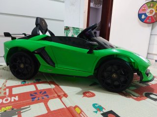 Lamborghini para niños prácticamente nuevo