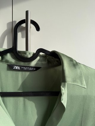 Blusa Zara verde satinada