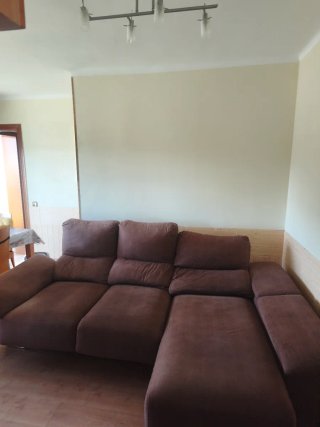 Sofá chaise longue marrón con arcón