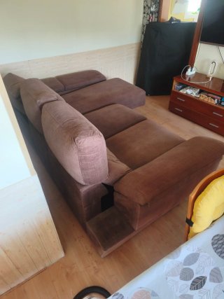 Sofá chaise longue marrón con arcón