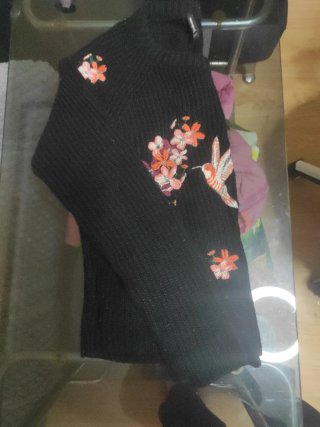 Jersey negro con pájaro y flores