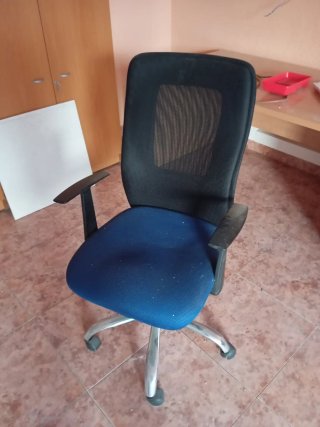Silla de oficina con ruedas