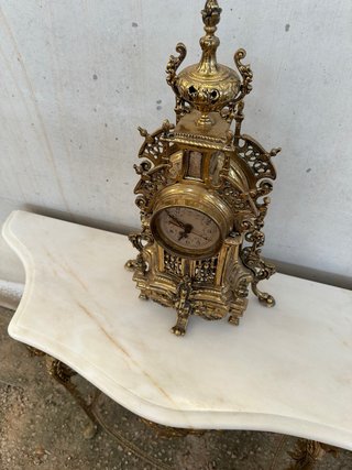 Mesa auxiliar y  Reloj de mesa antiguo dorado
