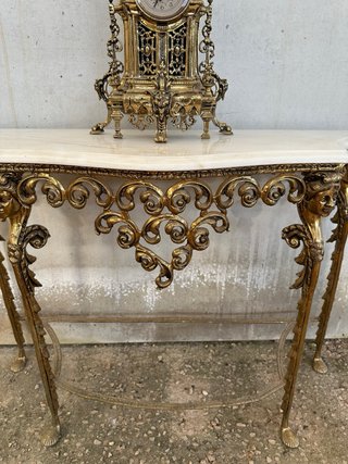 Mesa auxiliar y  Reloj de mesa antiguo dorado