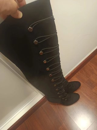 Botas altas negras con botones