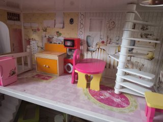 Casita de muñecas con muebles