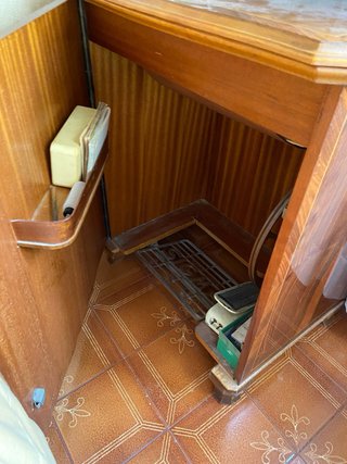 Maquina de coser con mueble madera