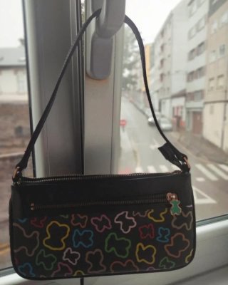 Bolso Tous pequeño negro con estampado multicolor
