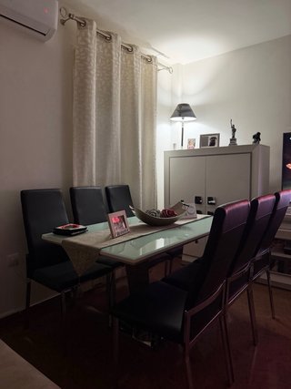Mesa de comedor moderna, con pie central niquelado