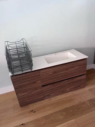 Lavabo con mueble de madera. Solo mañana a recoger