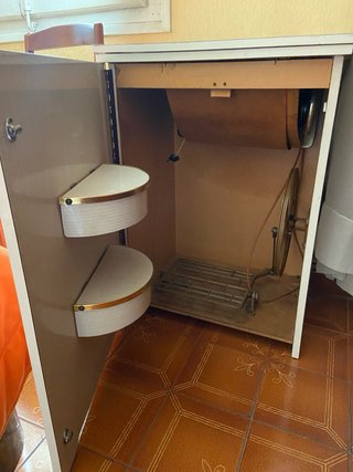 Maquina de coser con mueble blanco