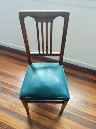 Sillas de comedor de madera y cuero.