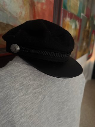 Gorras marineras H&M negra con cadena dorada
