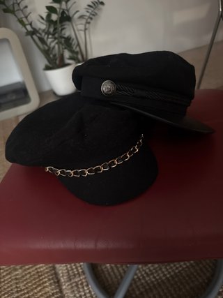 Gorras marineras H&M negra con cadena dorada