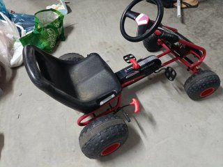 Kart a pedales rojo y negro