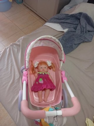 Carrito de juguete ademas bebe habla rei y llora