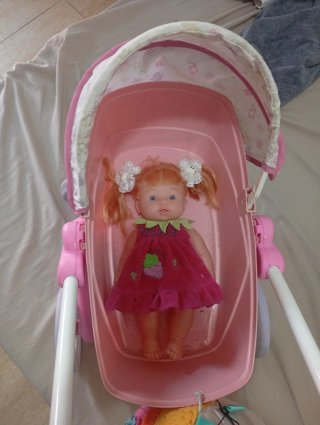 Carrito de juguete ademas bebe habla rei y llora