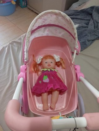 Carrito de juguete ademas bebe habla rei y llora