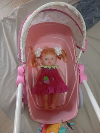 Carrito de juguete ademas bebe habla rei y llora