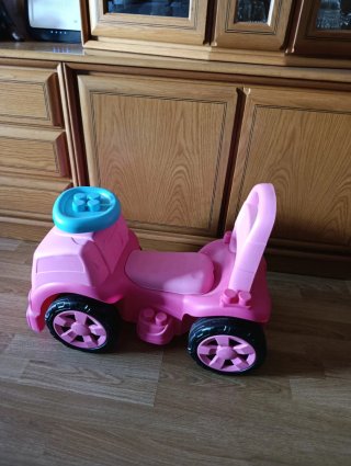 Correpasillos rosa con volante azul