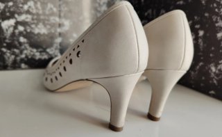 Zapatos tacón beige con calados