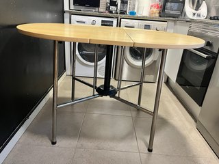 Tavolo pieghevole in legno e metallo