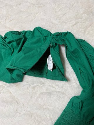 Top verde con mangas abullonadas