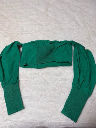 Top verde con mangas abullonadas