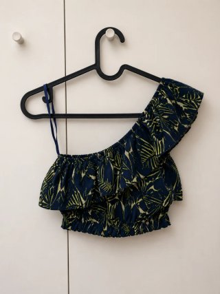Top asimétrico azul marino con estampado