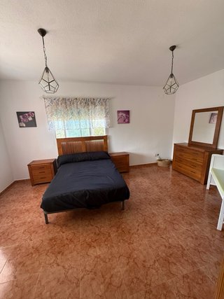 Cómoda de madera con espejo