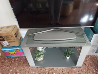 Mueble TV gris y plateado