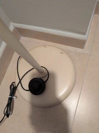 Lámpara de pie beige con pantalla en granate.