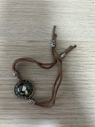 Pulsera de cuero con charm de niña