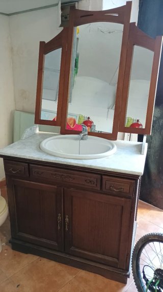 Mueble de baño con lavabo y espejo