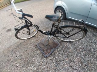 Bicicletta nera con cestino e portapacchi