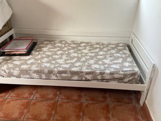 Cama individual blanca con colchón